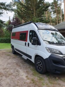 Vanlife mit Camper und Hund Reiseblog. Seiten Ansicht von Hektor