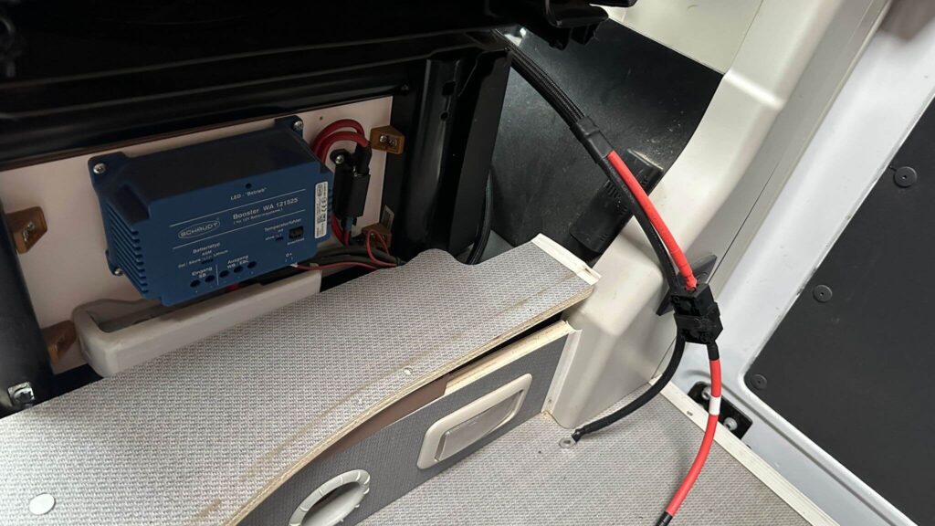 Alte Camper Elektrik im Innenraum mit unsauber verlegten Kabel und alten Komponenten vor dem Umbau.