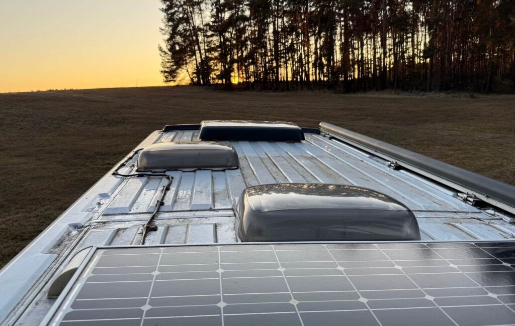 Camper Dach vor dem Umbau mit altem Solarpanel und alten Fenstern- Zustand vor Werkstatt und neuer Camper Elektrik