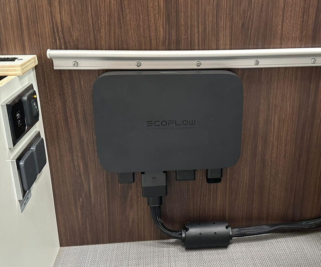 Neue Camper Elektrik mit EcoFlow Powerstation fest verbaut im Camper, saubere Installation der Stromversorgung
