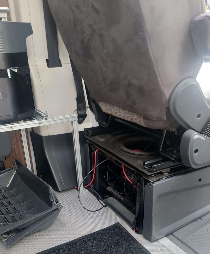 Camper Elektrik Umbau vorher Sitzkasten Chaos Verkabelung.