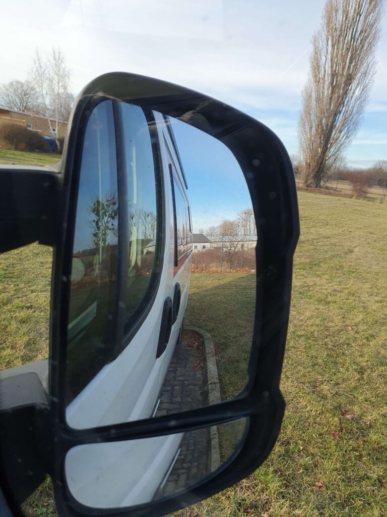 Spiegelbild aus unseren Camper Hektor. Der Beginn unseres Weges ins Leben mit Camper