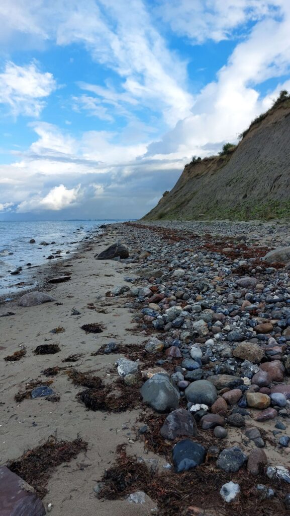 Steiniger Strand mit Küstenklippen und weitem Himmel - Sinnbild für Freiheit , Natur und Reisen mit dem Camper durch Nordeuropa