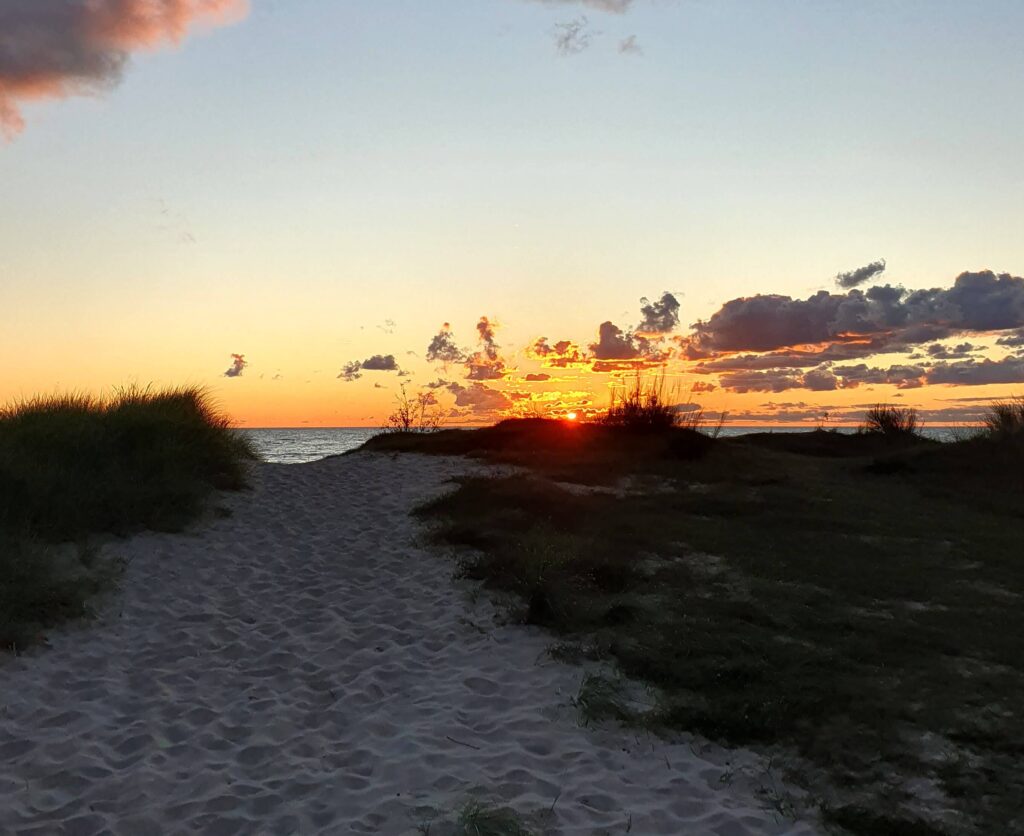 Vanlife-Vorfreude-Sonnenaufgang Sonnenaufgang am Strand. Dünnen, Sand, Sonne und das Meer. Unsere Vorfreude auf das Reisen mit Camper.