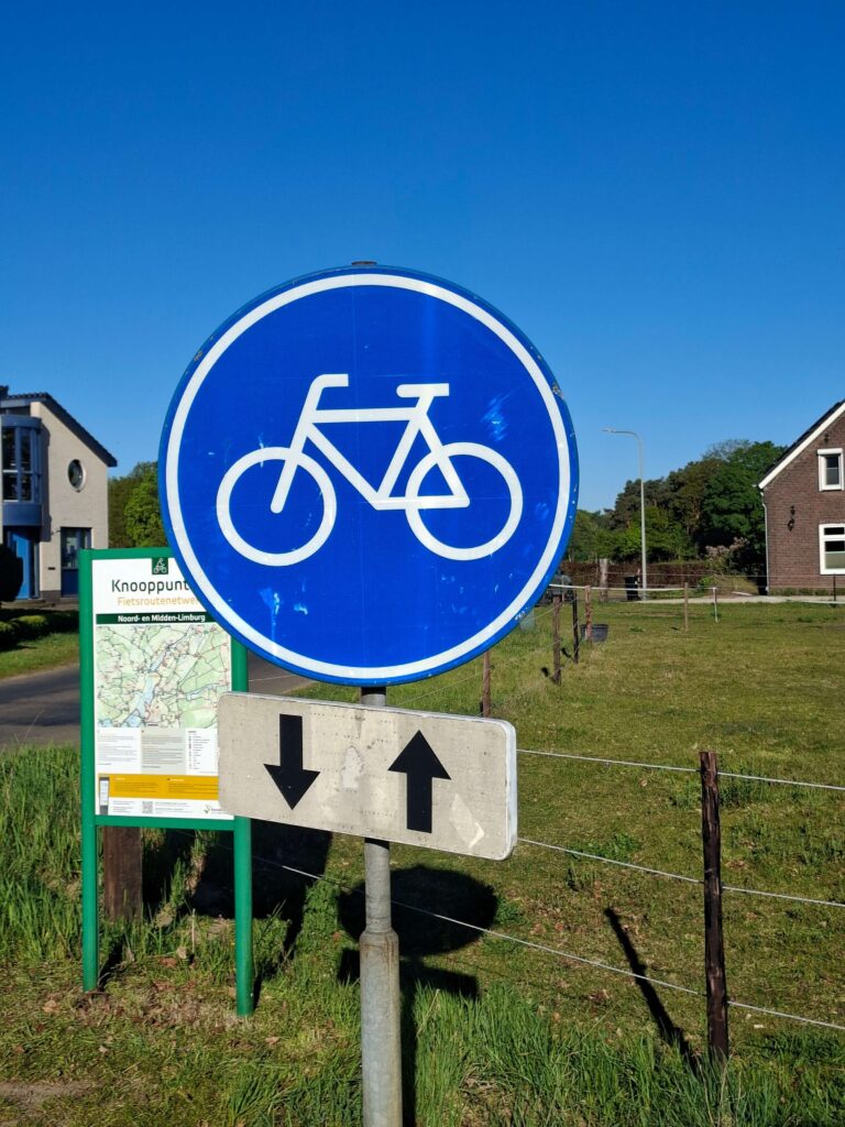 Fahrradschild in den Niederlanden. Typische Radwege und Verkehrsschilder beim Reisen mit dem Camper in den Niederlanden