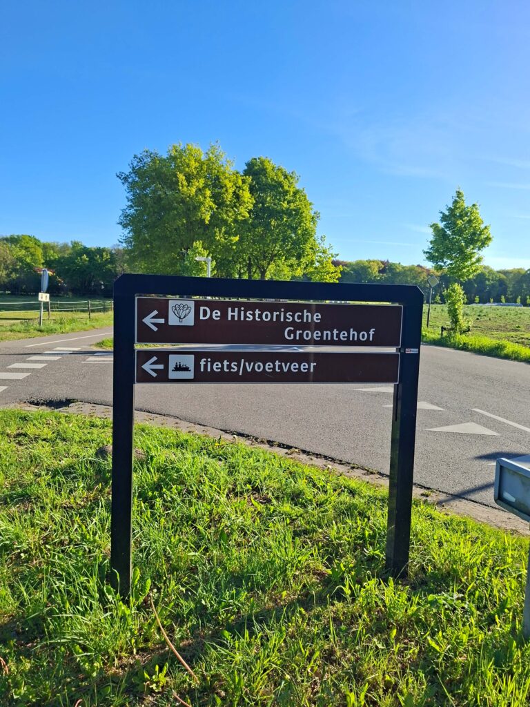 Wegweiser in den Niederlanden bei Rijkel unterwegs mit dem Camper durch ruhige Natur und typische Radwege