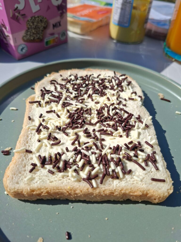 Frühstück im Camper in den Niederlande: Toast mit Butter und Hagelslag (Schokostreusel) als typisches niederländisches Frühstück unterwegs im Camper