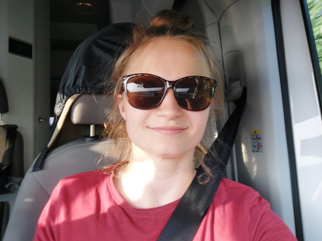 Jacqueline unterwegs mit dem Camper in den Niederlanden während unsere Langzeitreise durch Europa