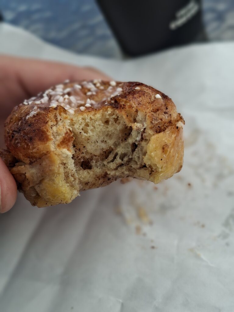 Zimtschnecke im cafe Drömmen in Schweden frisch gebacken und warm direkt aus dem Ofen während unserer ersten woche in Schweden.