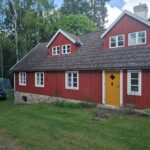 Haus in Schweden . Es ist klassisch Rot und hat eine gelbe Tür