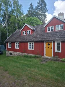 Haus in Schweden . Es ist klassisch Rot und hat eine gelbe Tür