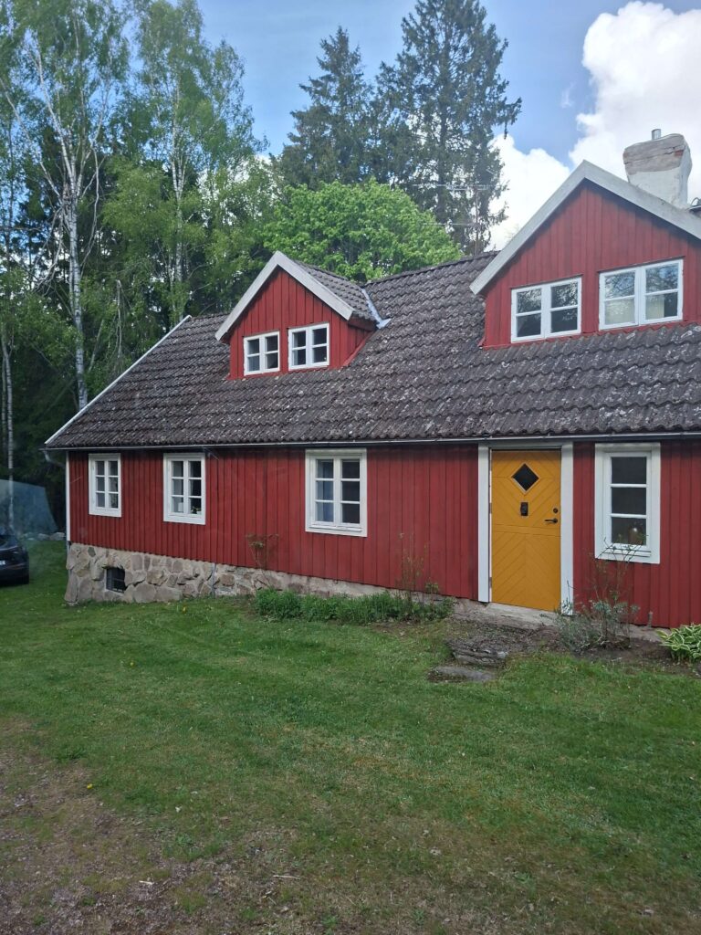 Haus in Schweden . Es ist klassisch Rot und hat eine gelbe Tür