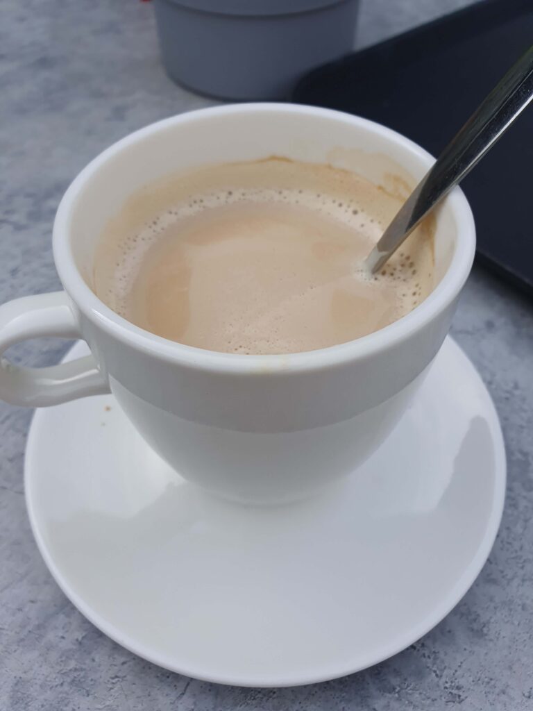 Leben im Camper.
Cremiger Kaffee im Restaurant  in den Niederlanden gemütliche Kaffeepause während unserer campingreise durch die Niederlande. k stel niks uit hoor... ik wacht gewoon op het perfecte moment. Dat meestal komt na koffie. Of nooit