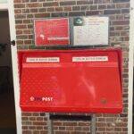Roter Briefkasten in den Niederlanden während unserer Camperreise durch Holland mit Postkarten an Familie und Freunde