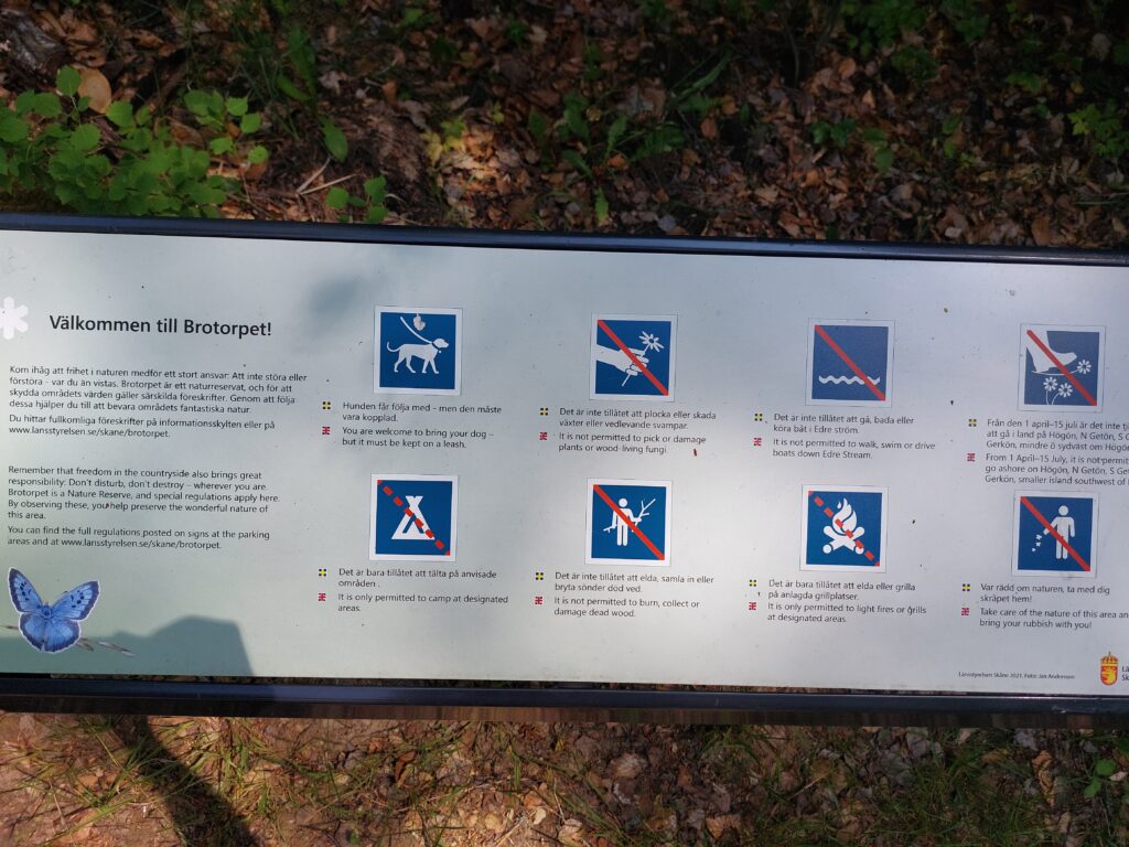 Regeln zum Jedermannsrecht in Schweden. Informationstafel in einem Naturreservat mit Naturschutzbestimmungen. Das Jedermannsrecht schenkt viele Freiheiten.