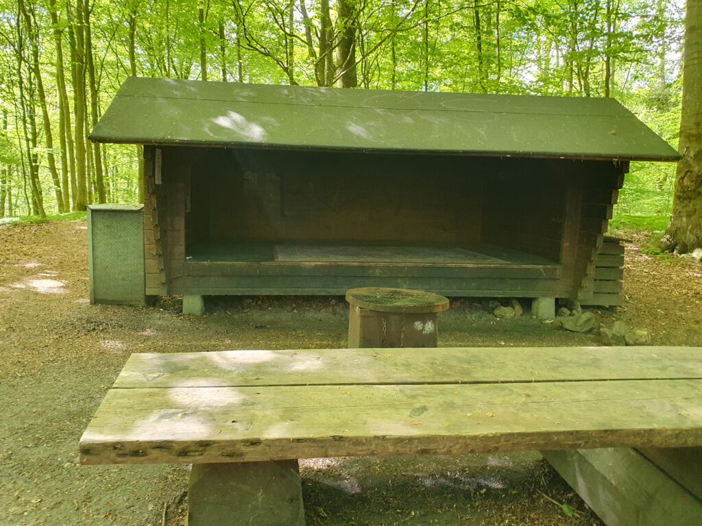 Schutzhüte im schwedischen Wald beleibter Rastplatz für Wanderer und Naturfreund im Rahmen des Jedermannsrechts. Shelter in Schweden perfekt für Wanderer.