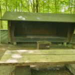 Schutzhütte im Wald in Schweden. Natur erleben dank des Jedermannsrechts