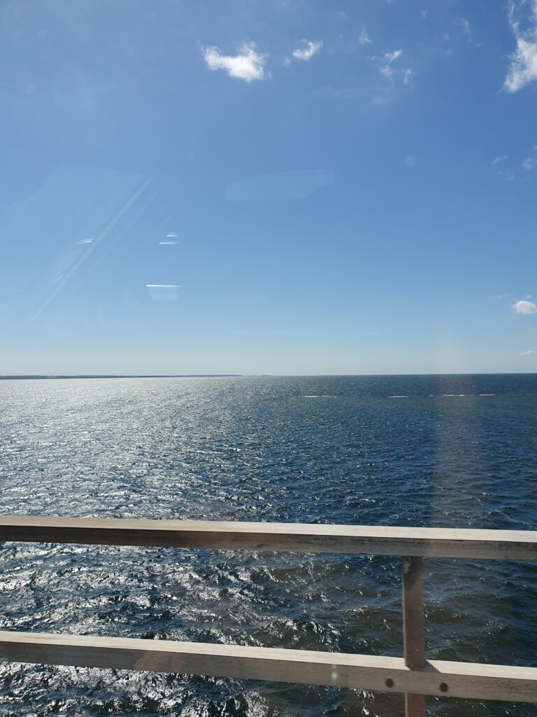 Blick auf das Meer während der überfahrt nach öland in Schweden. Das Meer schimmert Blau und die Sonne scheint ganz wunderbar.