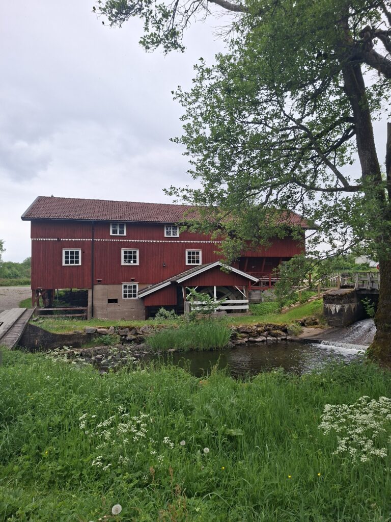 Traditionelles rotes Holzhaus in Schweden. Wissenswertes über Schweden warum sind die Häuser alle Rot. Architektur und die typischen Falunrot Häuser.