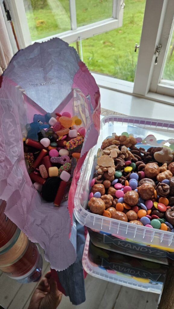 Typisches schwedisches Lördagsgodis mit bunten Süßigkeiten und Lakritz. Wissenswertes über Schweden und die beliebte Samstagssüßigkeiten Tradition.