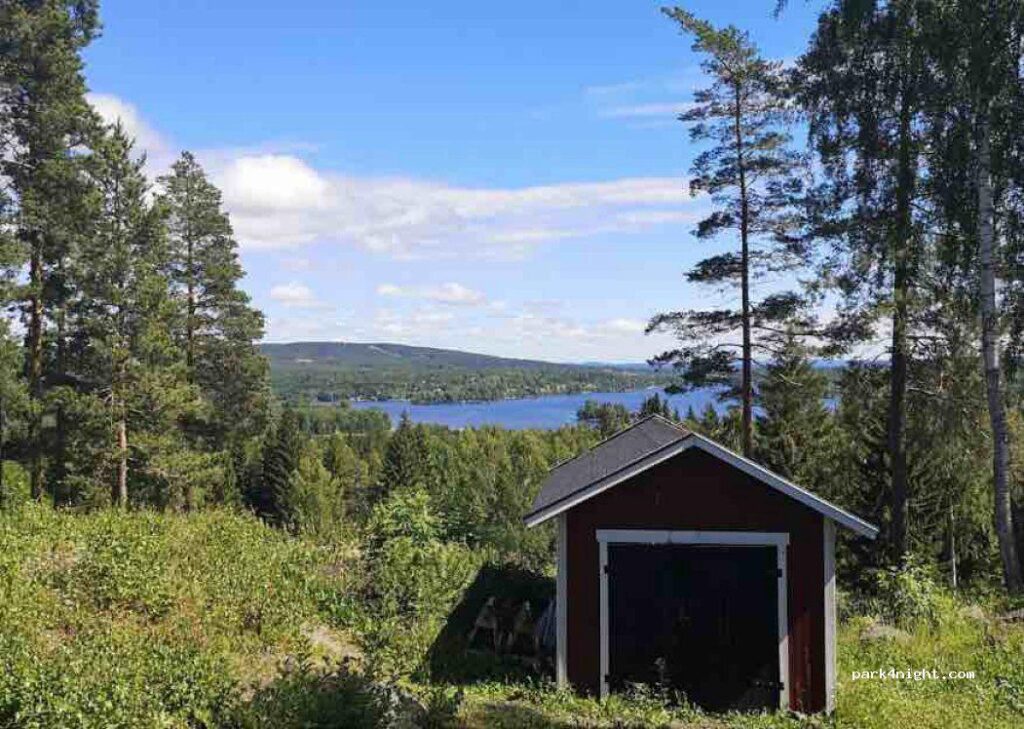 Blik über Wälder und Seen in Schweden. Typische Landschaften, die viele Reisende begeistern.