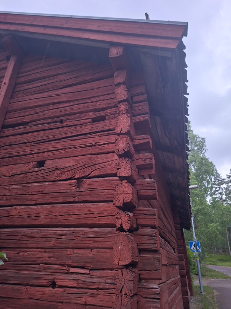 Detail eines traditionellen schwedischen Holzhauses mit der Typischen Falunroten Farbe.