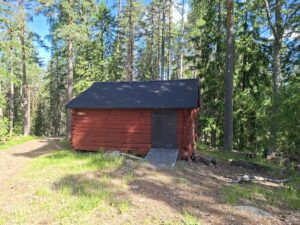 Rotes Holzhaus in Schweden umgeben von Wäldern, Wissenswertes über Schweden und die Geschichte der berühmten roten Häuser. Falunrot