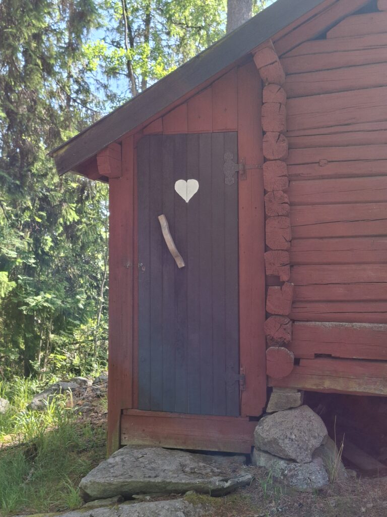 Traditionelles rotes Holzhaus in Schweden typisch für die schwedische Bauweise und Kultur. Typisches Schwedenhaus. Grundstücke und Privatsphäre trotz Jedermannsrecht.