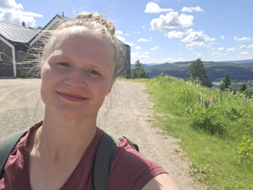 Jacqueline also ich unterwegs in der Natur auf einen Wanderweg in Schweden.
Im Hintergrund sind die Berge und Wälder zusehen.