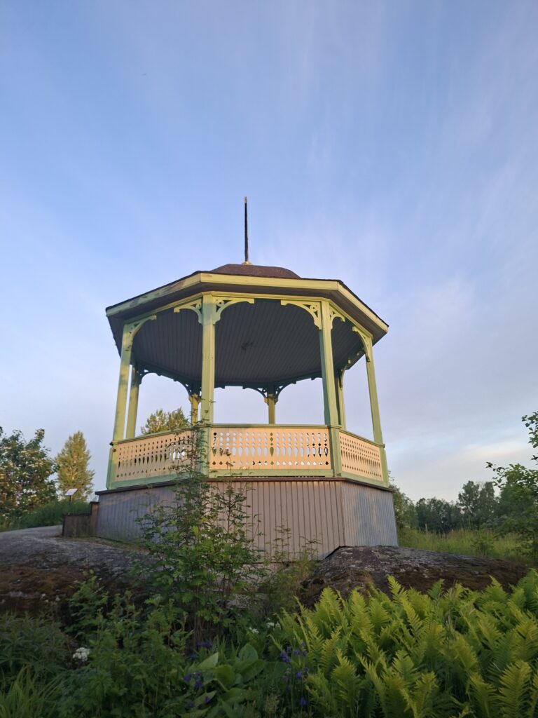 Pavillon in Stangard . Ein beliebtes Ausflugsziel in Järvsö. Der Pavillon ist Mintgrün gestrichen . Die Sonne scheint drauf.