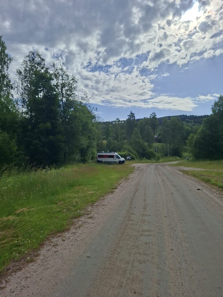 6 Wochen schweden mit dem Camper, unser Camper Hektor auf einen ruhigen Naturstellplatz am Abend in Schweden