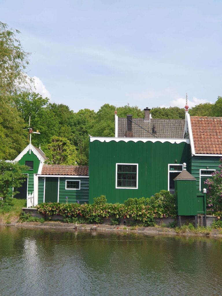 Haus am Wasser in Schweden Natur, Ruhe und das Leben am See. Schwedisches Haus am See. Natur bleibt trotz privaten Grundstück oft zugänglich.