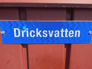Kostenloses Trinkwasser in Schweden ein typisches Beispiel für wissenswertes über Schweden und die  hohe Qualität des schwedischen Leitungswassers. Schild mit dem  Wort Dricksvatten, Schwedisches Wort für Trinkwasser.