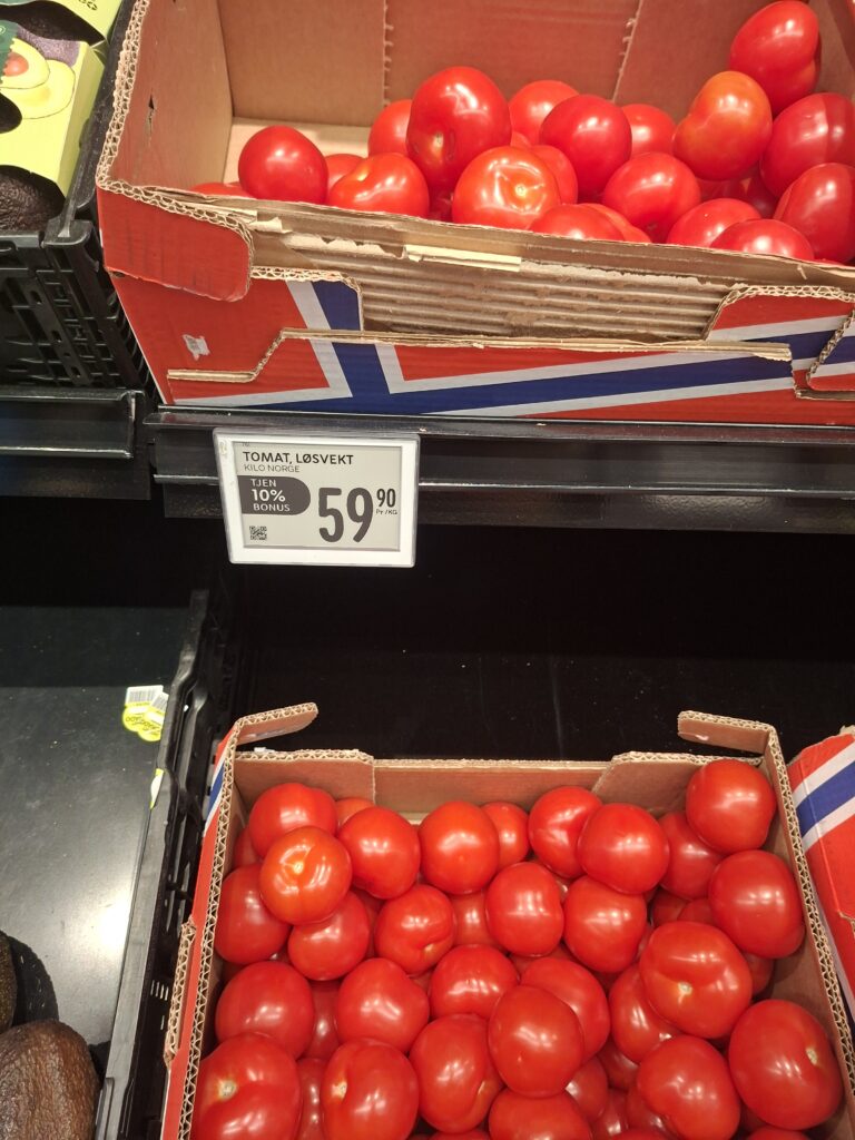 Tomaten mit Preis in Norwegen. Bild wurde im Juli2026 aufgenommen und ist im Blog Beitrag wissen über Norwegen wegen des Preises. Norwegen ist deutlich teurer.