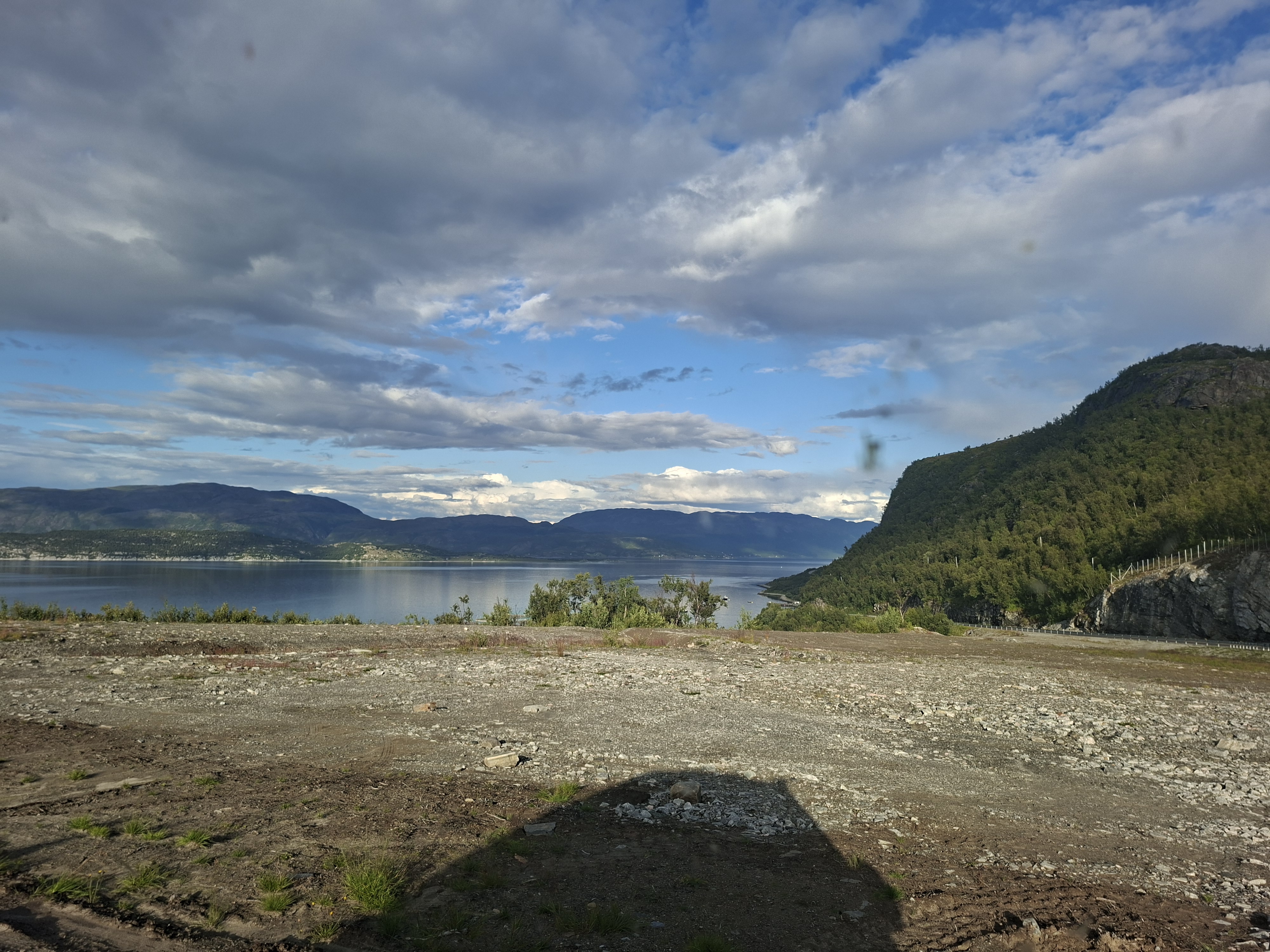 Wolken über den Norwegischen Fjord mit Bergen und ruhigen Wasser