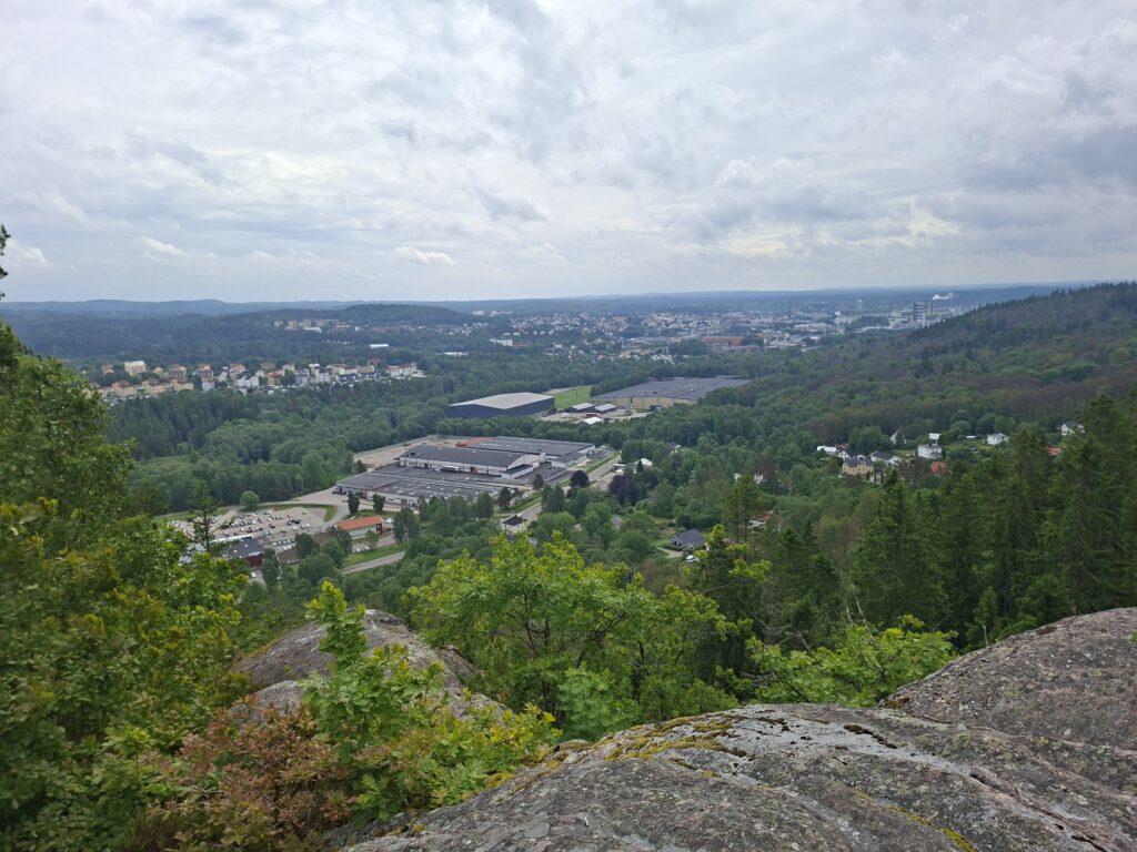 Aussicht über Boras in Schweden von einem Aussichtspunkt beim Wandern entdeckt. Sehr schöner Blick auf einen großen Teil der Stadt.
