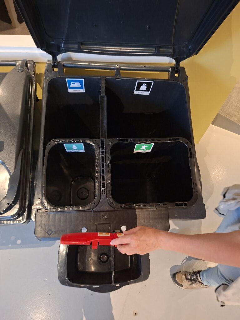 Eine der zwei Mülltonenen. Mülltrennung im schwedischen Ferienhaus mit getrennten Abfallbehältern für Recycling. Das Bild zeigt, wie Nachhaltigkeit und Müll Trennung in Schweden im Alltag umgesetzt werden und gehören zu unseren Beitrag Wissenswertes über Schweden.