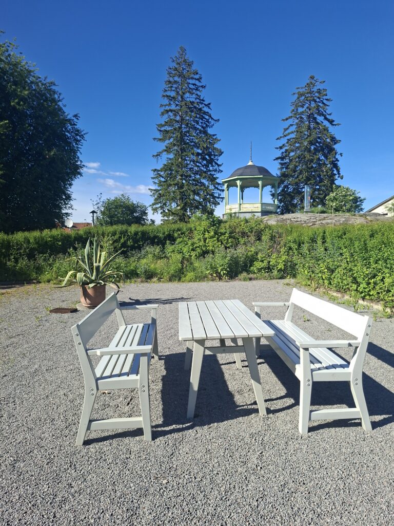Historischer Pavillon mit Sitzgruppe in einem gepflegten Park in Schweden. Das Bild zeigt Wissenswertes über Schweden und die Typisch ruhige Atmosphäre schwedischer Orte.