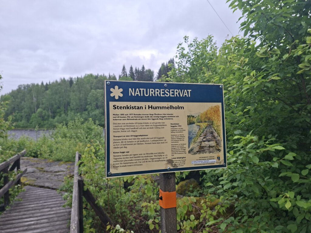 Naturresevat Hummelholm in Schweden mit Holzsteg und Informationstafel während unsere 6 Wochen Schweden mit dem Camper. Ist ein kleine süßer Ort super zum wandern.