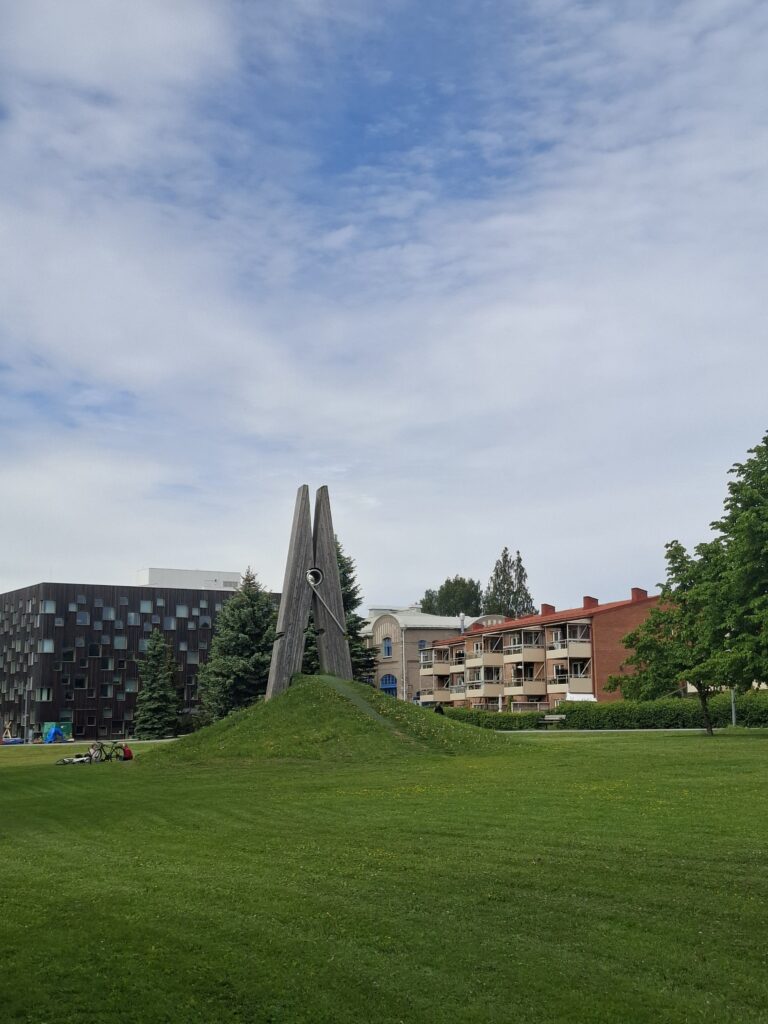 Die berühmte wäscheklammer Skulptur in Umea highlight unserer 6 Wochen Schweden mit dem Camper