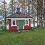 Typisches rotes Schwedenhaus am waldrand während unserer Reise durch Schweden.