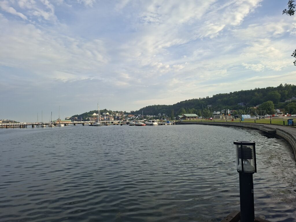 Blick über die Uferpromenade und den Hafen von Sandefjord in Südnorwegen während unserer Camper Reise.