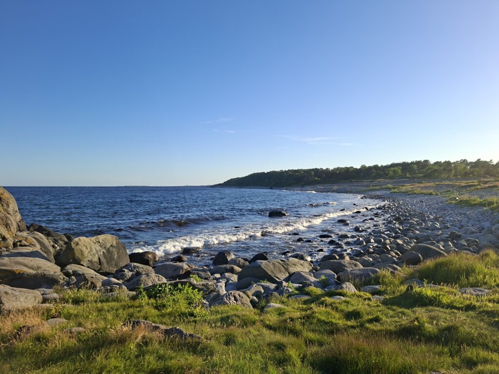 Küstenlandschaft mit Felsen und Meer auf Tromoy einer der schönsten orte in Norwegen mit dem Camper.