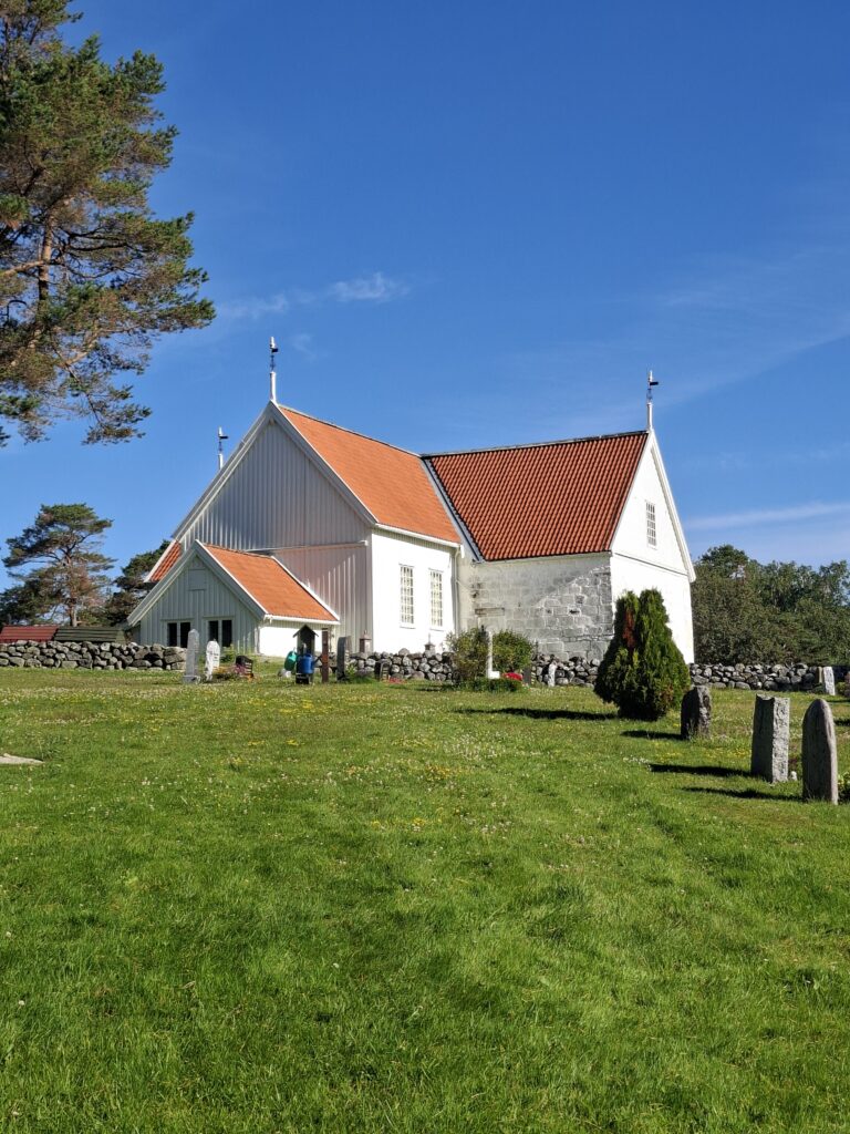 Weiße Kirche auf Tromøy in Südnorwegen während unserer Camperreise.