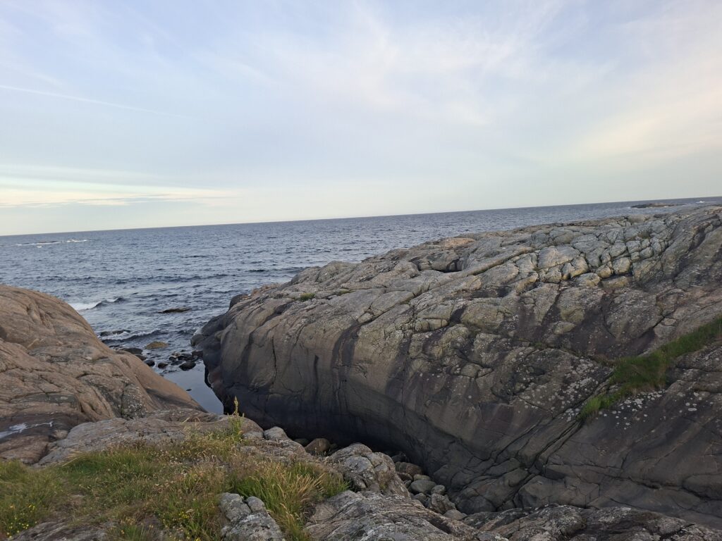 Glatt geschliffene Granitfelsen an der Küste von Tromøy – einer der schönsten Orte in Norwegen mit dem Camper.
