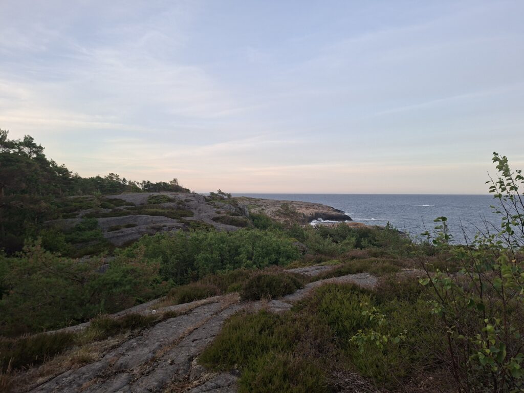 Wanderweg entlang der Felsküste auf Tromøy in Norwegen mit Blick auf das Meer.