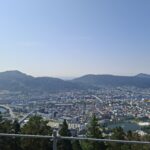 Blick über Bergen mit Hafen, Bergen und Fjorden während unserer Wanderung auf den Hausberg in Norwegen