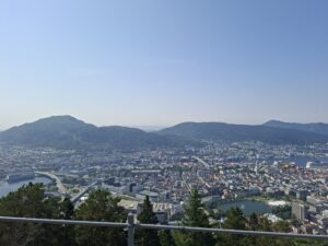 Blick über Bergen mit Hafen, Bergen und Fjorden während unserer Wanderung auf den Hausberg in Norwegen