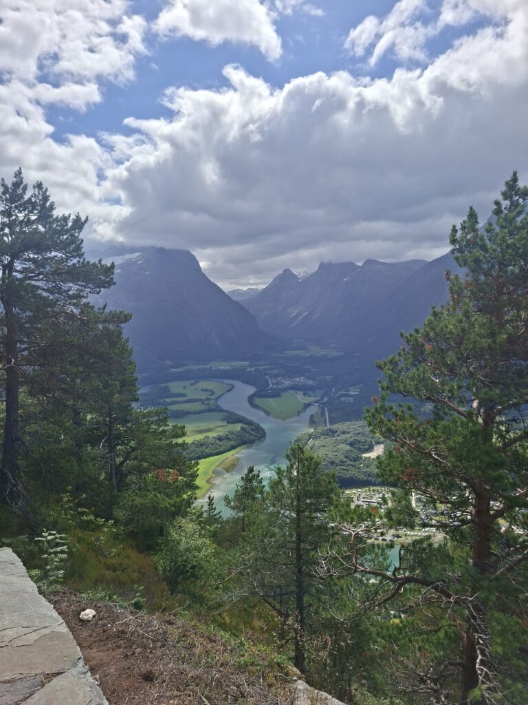 Blick auf einen Fjord in Norwegen. Das Wasser schimmert Türkis blau und die Sonne Scheint. Warum das so ist kannst du im Blog Wissenswertes über Norwegen erfahren.