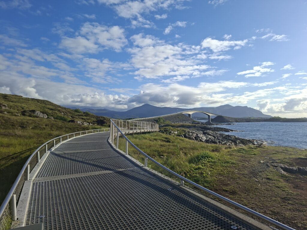 Gepflasterter Weg entlang der norwegischen Küste mit Blick auf das Meer und die umliegende Landschaft. Solche Aussichtspunkte gehören für uns zu den schönsten Orten in Norwegen mit dem Camper.
